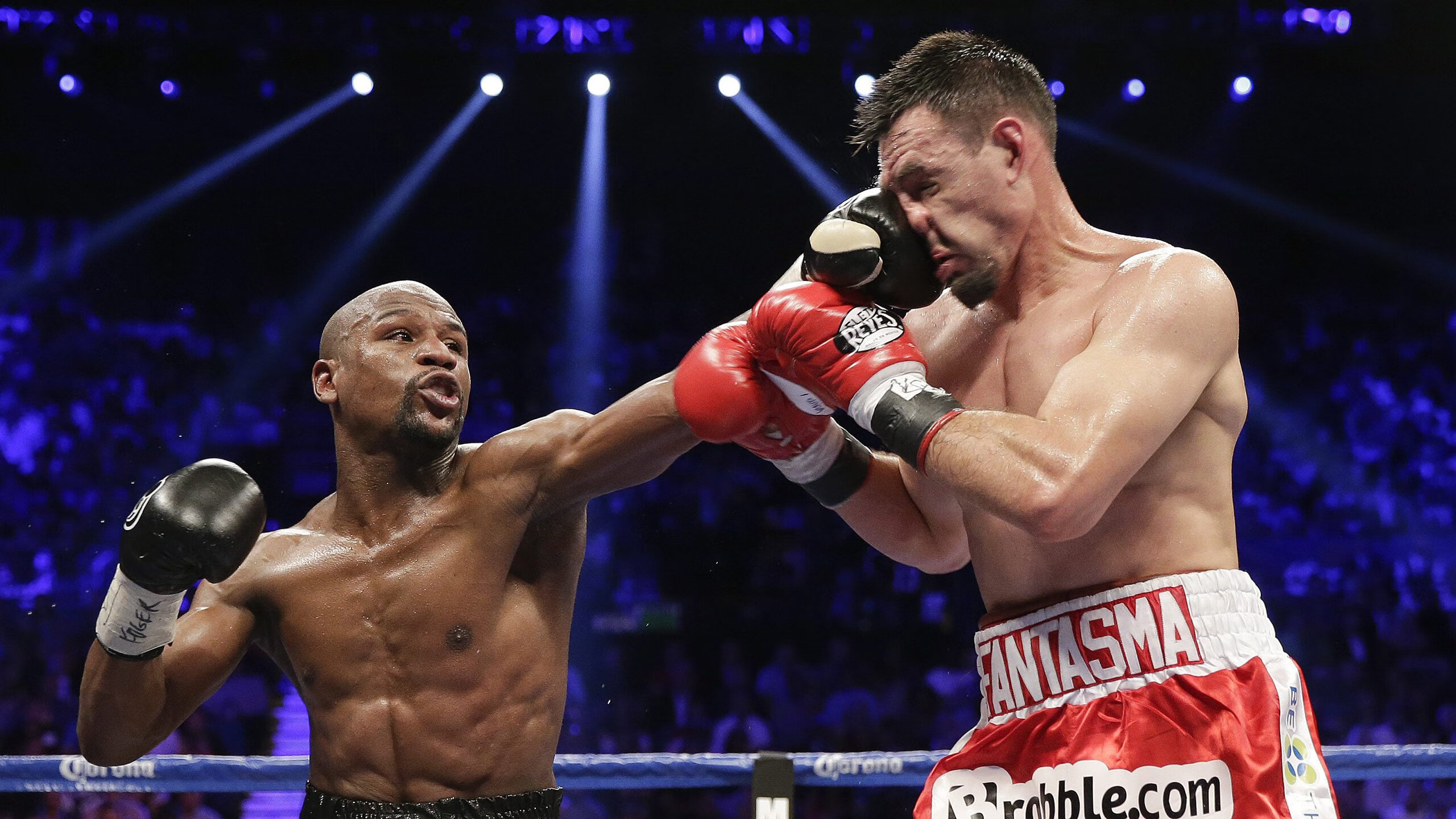 VR马拉松实验赛 选手原地跑步机+VR眼镜完成42公里