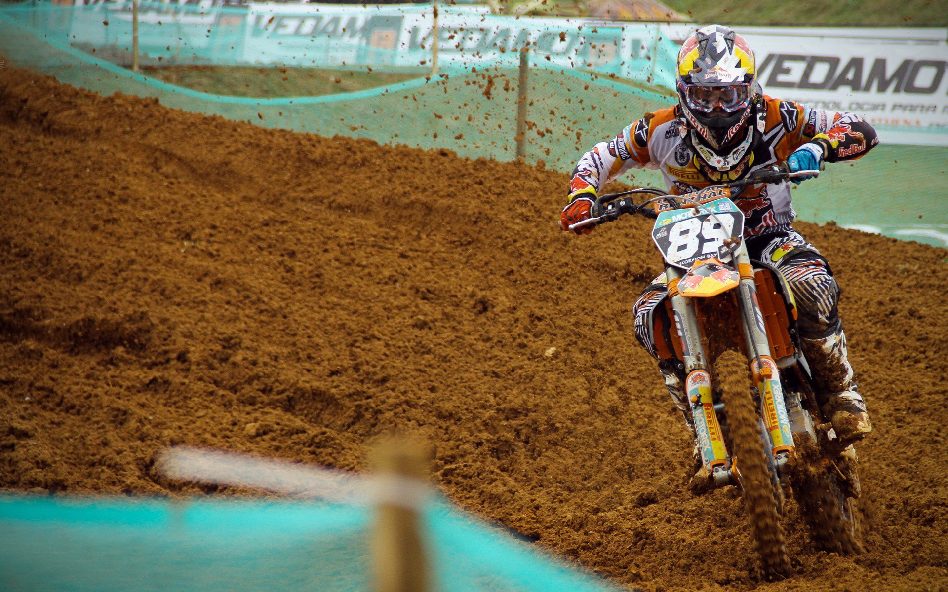 VR马拉松实验赛 选手原地跑步机+VR眼镜完成42公里